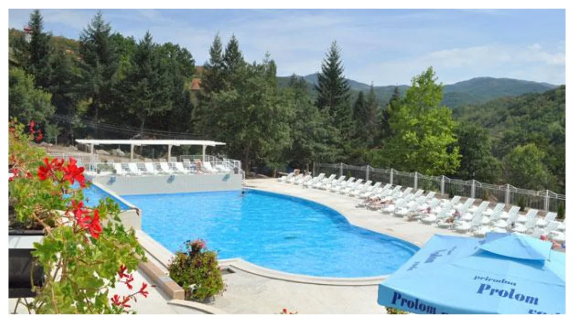 Теплый бассейн и ландшафт курорта Пролом