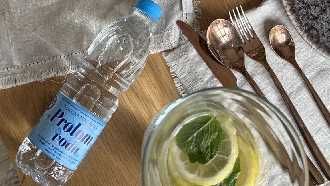 Бутылка 'Пролом вода' и стакан с лимоном