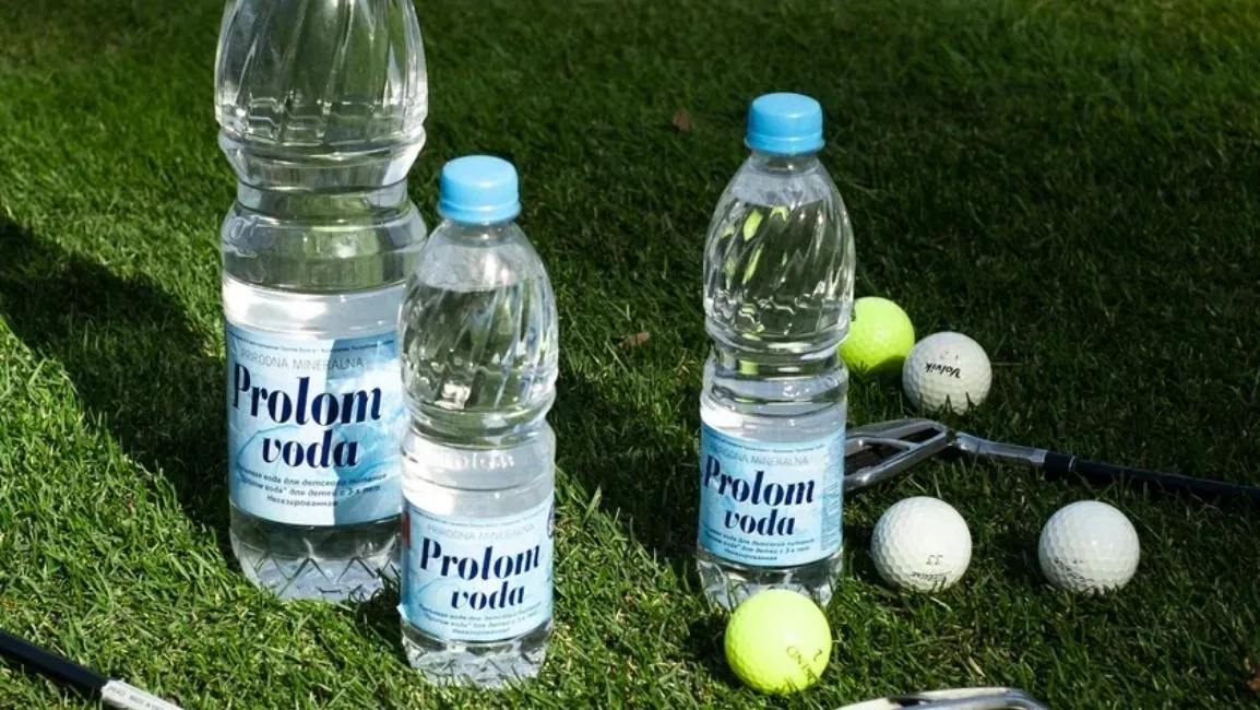 Бутылки минеральной воды 'Пролом вода' на траве